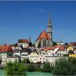 Blick über die Enns Richtung Altstadt mit der Stadtpfarre