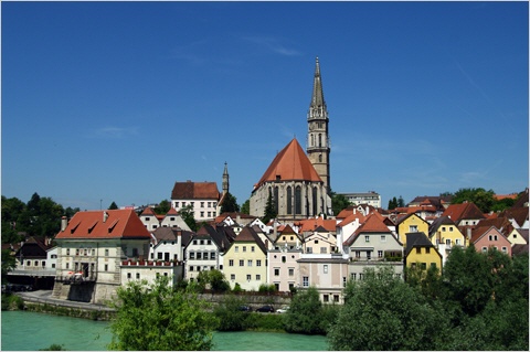 Blick über die Enns Richtung Altstadt mit der Stadtpfarre